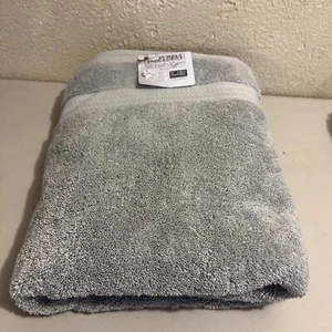 Purely Indulgent bath towel 30”X58” Harbor Mist Oeko-Tex NWT - Foto 1 di 7