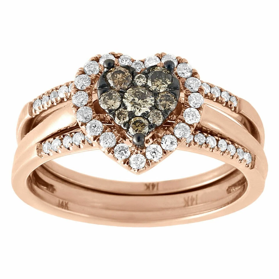 Anillo de compromiso con corazón de diamantes creado en laboratorio de oro rosa de 14 quilates sobre conjunto nupcial de boda Foto 1 de 1