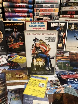 (VHS) King Ralph - John Goodman, Peter O'Toole, John Hurt, Camille Coduri (1990) - Bild 1 von 4