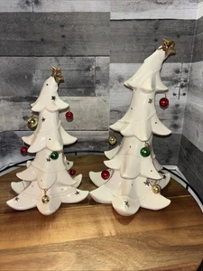 VINTAGE MADISON & MAX 2 WEISSE PORZELLAN MODERNE GENEIGTE WEIHNACHTSBÄUME.(F2) - Bild 1 von 3