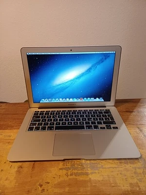 Apple MacBook Air Notebook Laptop A1466 Core i5, 4 GB RAM 128 GB, funktioniert - Bild 1 von 4