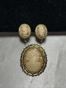 Vintage Signed Coro Cameo Brooch Pin & Screw Back Earrings Gold Tone Granny Core - Picture 1 of 13