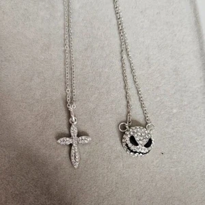 Lote de 2 collares plateados de estrás para mujer Jack Skellington Cross nuevos sin etiquetas moda - Imagen 1 de 9