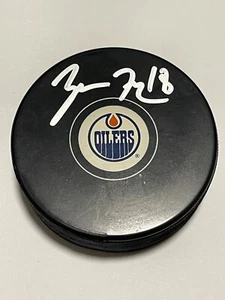 Disco de hockey firmado por Zach Hyman Edmonton Oilers autografiado Beckett certificado de autenticidad BAS IP a - Imagen 1 de 3