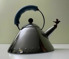 Teiera e bollitore Alessi 9093 design Michael Graves acciaio e azzurro