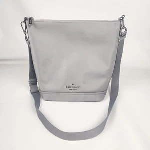Bolso Bandolera Kate Spade Chelsea Nylon Lona Nimbus Gris - Imagen 1 de 10