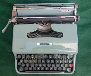 #VINTAGE MADE IN GLASGOW - ALUMINIUM OLIVETTI LETTERA 22 - SERVICED - WORKS WELL - Picture 1 of 11
