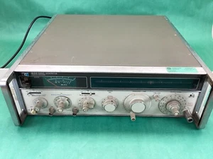 HP8640A  Signal Generator  HEWLETT-PACKARD - POWERS ON - UNTESTED - Picture 1 of 12