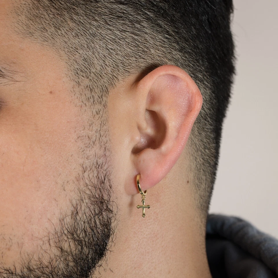 Pendientes de aro Huggie colgantes lisos con cruz enchapados en oro amarillo para hombre Foto 1 de 4