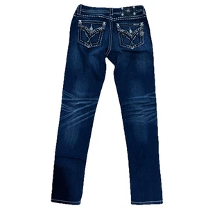 Pantalones de mezclilla para mujer Miss Me adornados ajustados lavado oscuro distress puntada metálica 28 - Imagen 1 de 11