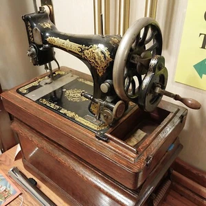 ANTIQUE SINGER SEWING MACHINE  HAND CRANK FLORIDA ESTATE 28k COFFIN CASE UNTEST - Picture 1 of 21