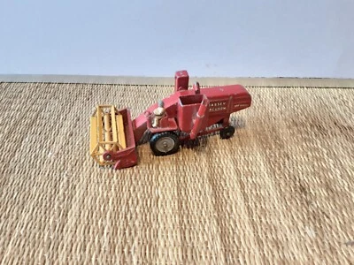 MATCHBOX LESNEY #5 Major Pack : MASSEY FERGUSON COMBINE HARVESTER - Image 1 of 4