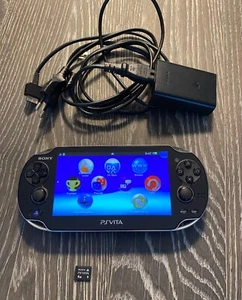 Sony PS Vita Konsole, PCH-1004, 4GB Speicherkarte + Assassins Creed + Minecraft - Bild 1 von 4