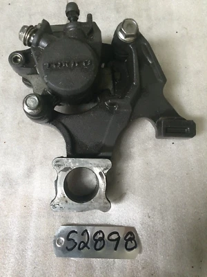 ОРИГИНАЛЬНЫЙ СУППОРТ ЗАДНЕГО ТОРМОЗА И КРЕПЛЕНИЕ SUZUKI GSXR 600 750 2008 S2898 - Изображение 1 из 2