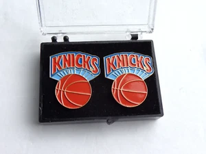 VINTAGE NBA NEW YORK KNICKS Collectors Pins Set of 2 Pin Lot with Case #2 - Picture 1 of 3