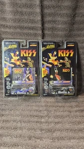KISS Funny Cars X2, entrambi Johnny Lightning, entrambi asso Frehley con carte #5, #18 NUOVO - Foto 1 di 12