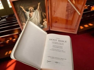 Vintage Holy Bible Illustrated Prince of Peace Protestant Edition Wood Cedar Box - Picture 1 of 5