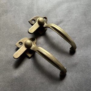 PAIR OF ANTIQUE VINTAGE SOLID BRASS CASEMENT FASTENER WINDOW LATCH HANDLES - Picture 1 of 8