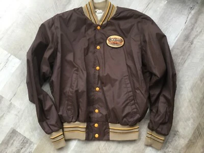 CHAQUETA UNIVERSITARIA SATINADA TIMBRE TABACO DORADO RJR RJ DE COLECCIÓN EE. UU. A PRESIÓN RARA PARA HOMBRES PARCHE M A Foto 1 de 4