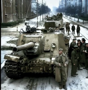 Foto vintage de la Segunda Guerra Mundial - ISU-122 soviético en Berlín, abril de 1945 - Imagen 1 de 3