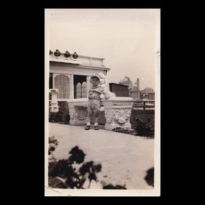 Altes Vintage Foto LITTLE BOY AT MILLION DOLLAR PIER - Bild 1 von 2
