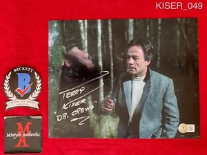Foto firmada de Terry Kiser 8x10 Viernes 13 VII Beckett Dr Crews - Imagen 1 de 1