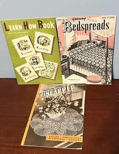 Lotto di 3 libri all'uncinetto anni 40 disegni ananas centrini copriletti maglia DIFETTI - Foto 1 di 22