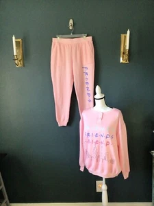 F.R.I.E.N.D.S 2-teiliges rosa Lounge Outfit M Henley Sweatshirt/Jogginghose Taschen - Bild 1 von 4