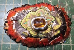 Gefiederte Haarspange Handarbeit irisierende Federn - Bild 1 von 2