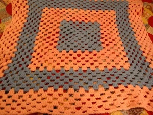 NEU handgestrickt gehäkelt Baby Decke Quilt 32" Quadrat PINK BLAU Kinderzimmer Dekor 267 - Bild 1 von 6