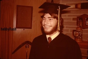 Vintage 35 mm Dia junger bärtiger Mann angezogen & bereit für den Abschluss 70er - Bild 1 von 2