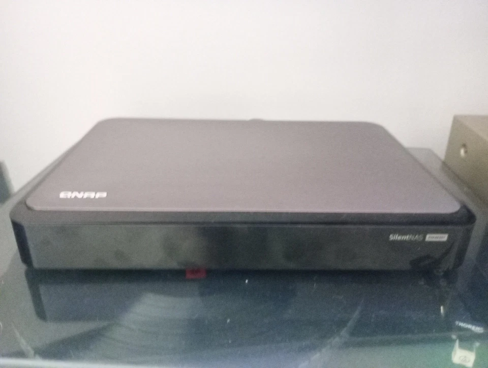 QNAP HS-210 Silent NAS - Immagine 1 di 1