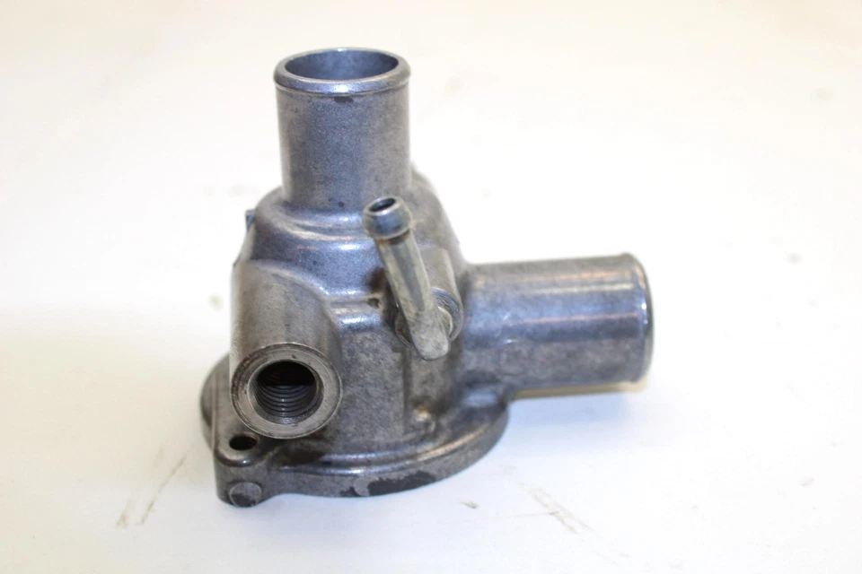 Carcaça de termostato 2006 Yamaha Apex GT OEM 8FP-12580-00-00 Q2611 - Imagem 1 de 4