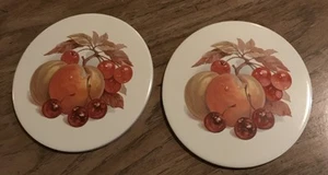 2 Vintage runde Keramikfliesen Ernte Herbst Blätter Pfirsiche und Kirschen 6 Zoll - Bild 1 von 2