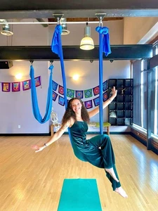 Amaca/Imbracatura Aerial Yoga Seta Blu Lunga 6 iarde Per lo più inutilizzata! Spedizione veloce! - Foto 1 di 6