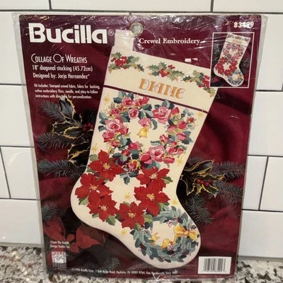 Kit de bordado Bucilla Collage of Wreaths 18" meia de Natal Crewel #83499 - Imagem 1 de 4