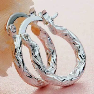 3/4"_PICCOLO CERCHIO INTAGLIATO FANTASIA_ORECCHINI CHIUSURA A SCATTO_ARGENTO 925 PLACCATO - Foto 1 di 4