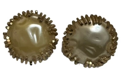 Brincos vintage Sarah Coventry Couture grande falso barroco pérola dourado escovado clipe - Imagem 1 de 4