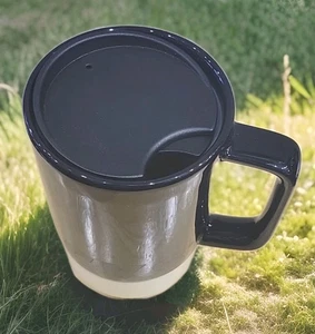 Taza de café negra Starbucks 14 oz fondo de goma CON tapa. - Imagen 1 de 4