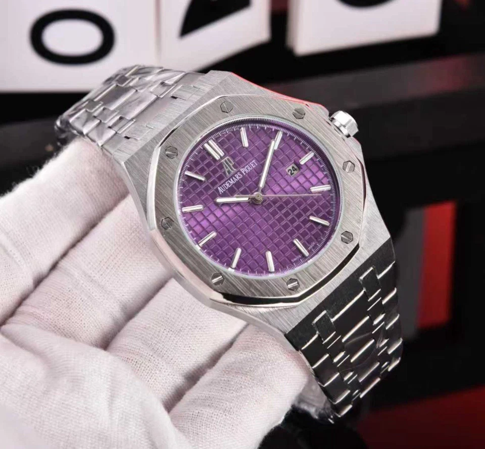 Relojes de diseñador morados Foto 1 de 4