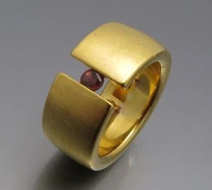 DISEÑO NEUMÁTICO - ELEGANTE ANILLO TENSOR RUBÍ - DE ORFEBRERÍA PROPIA - Imagen 1 de 5