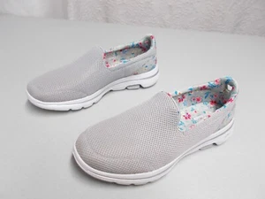 SKECHERS 124004 Women's Gowalk 5 Gray Flowery Slip On Sneaker Shoes Size 8 - Picture 1 of 12