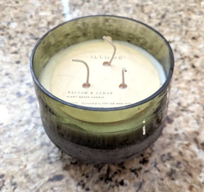Vela grande de vidrio bálsamo y cedro Illume 31,4 oz Foto 1 de 4