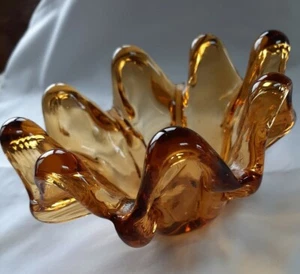 Tazón de dedo baratija caramelo vidrio artístico ámbar mediados de siglo de colección con bordes pellizcados 5"x 3" - Imagen 1 de 8