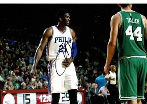 handsigniertes Sport Erinnerungsstücke Joel Embiid 8 x 12 Zoll Foto - Bild 1 von 1