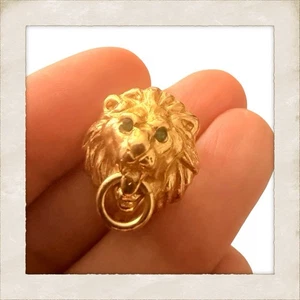 1980’s Vintage Gold Lion Head Pin Brooch w/ Emerald Green Rhinestone Eyes, .75” - Picture 1 of 5