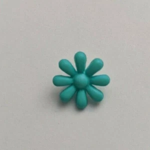 Flower Plastic Button - 12mm / 1/2 inch - JHB Buttons (Choose Color) - Picture 1 of 6
