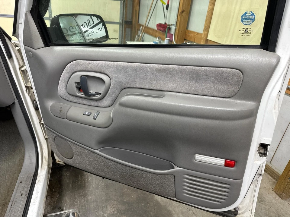 Chevrolet Silverado 1500 1996-1999 panel de moldura de puerta de pasajero *gris claro* 15728774 Foto 1 de 1