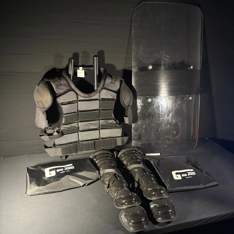 Paquete completo de equipo antidisturbios hecho en EE. UU. con escudo antidisturbios, armadura de pecho, espinilleras Foto 1 de 4