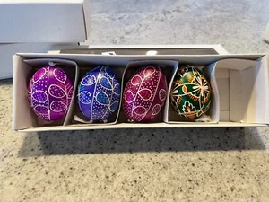 Set of 4 Hand painted, vintage real egg ornaments. Lot 7 - Picture 1 of 3
